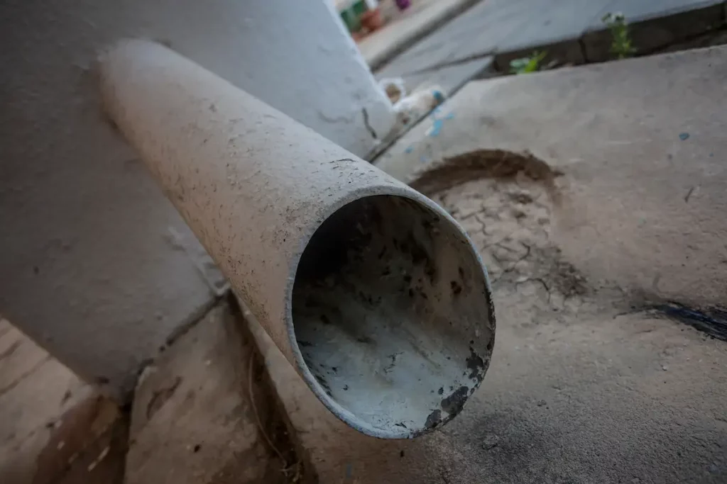 tuberia vieja dentro de edificio cómo reconocer el asbesto